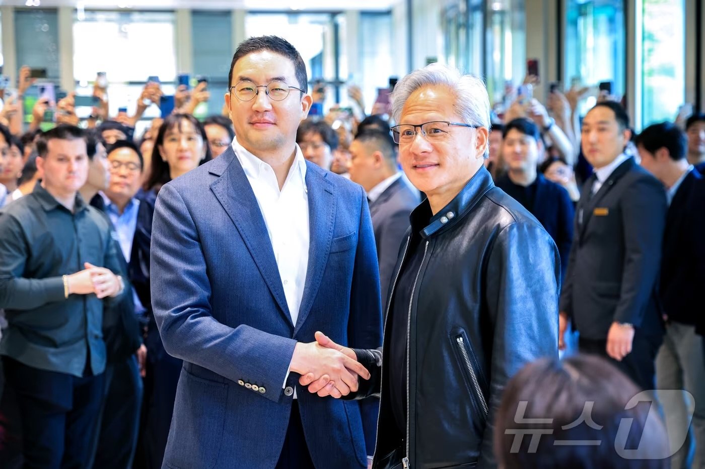 젠슨 황 엔비디아 최고경영자(CEO)와 구광모 LG회장이 8일 서울 영등포구 LG그룹 사옥에서 악수를 나누고 있다.